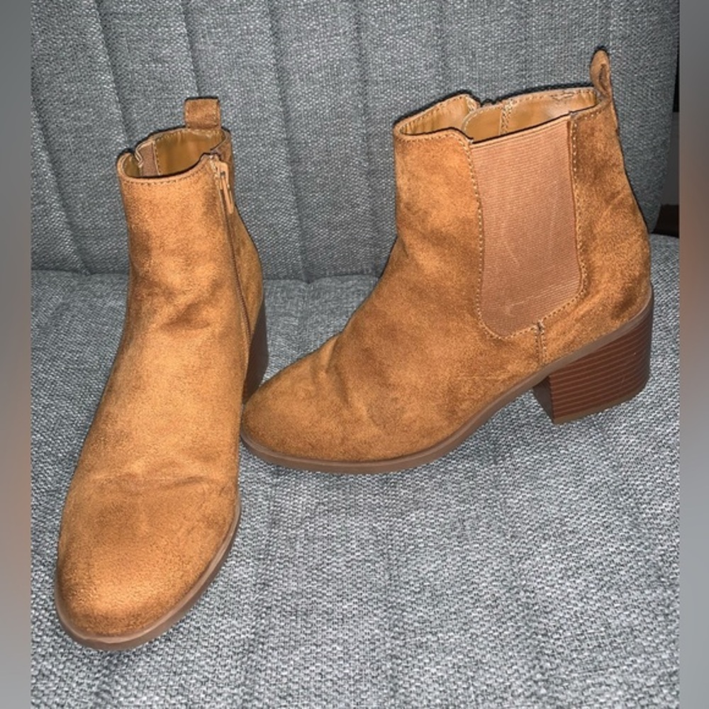Gap‎ cognac colored suede Chelsea booties size 7